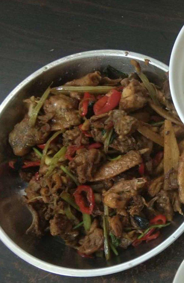 一鸡两吃的广东鸡煲