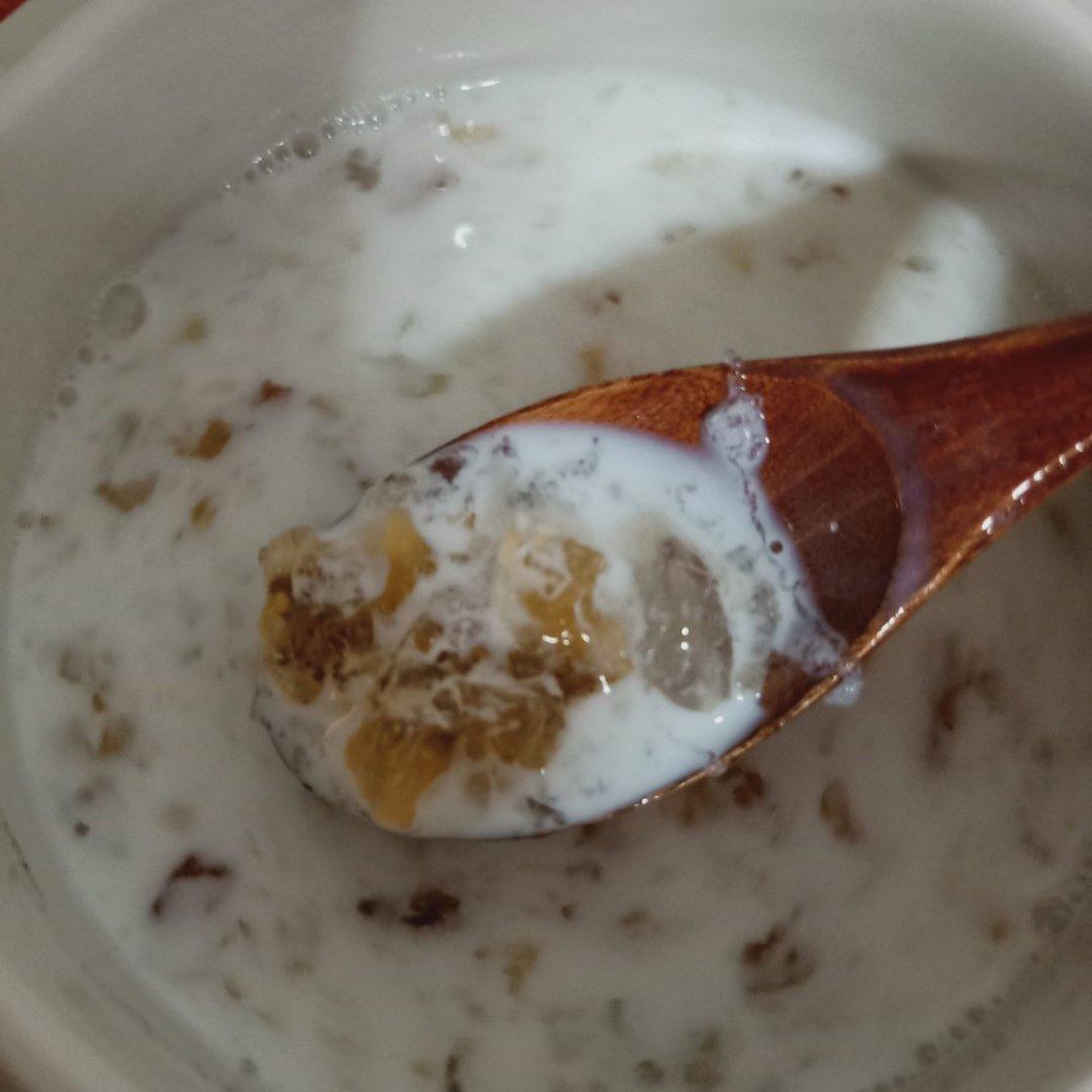 桃胶皂角米炖奶