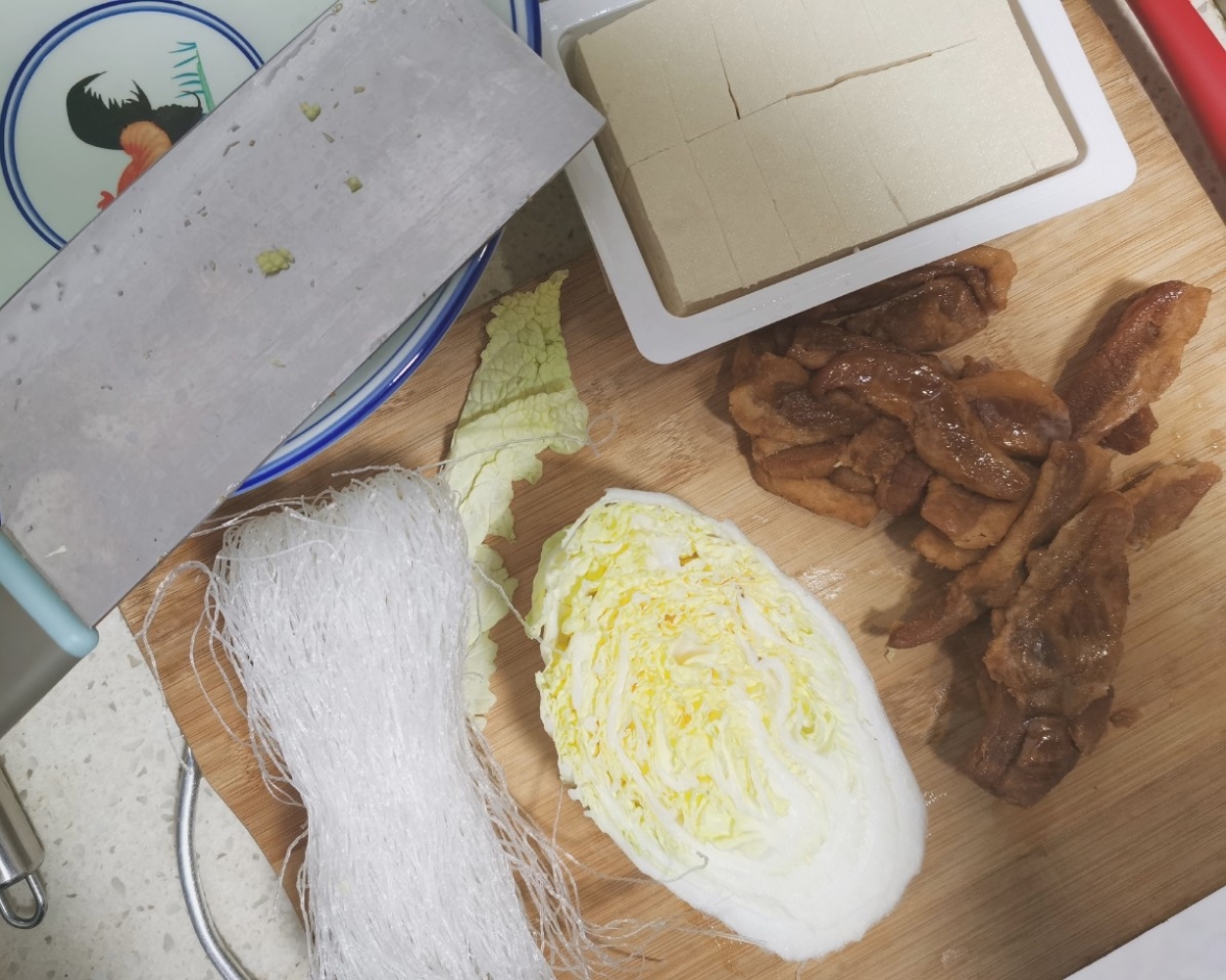 脂渣白菜豆腐炖粉条子的做法 步骤1