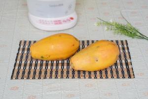 红枣木瓜炖牛奶的做法 步骤2