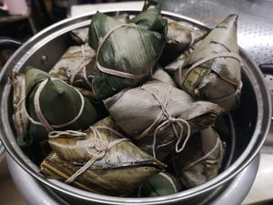 海南黑猪蛋黄排骨肉粽的做法 步骤4