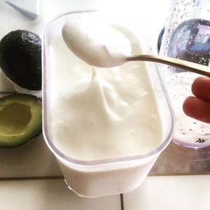 牛油果奶昔or牛油果里海酸奶的做法 步骤2