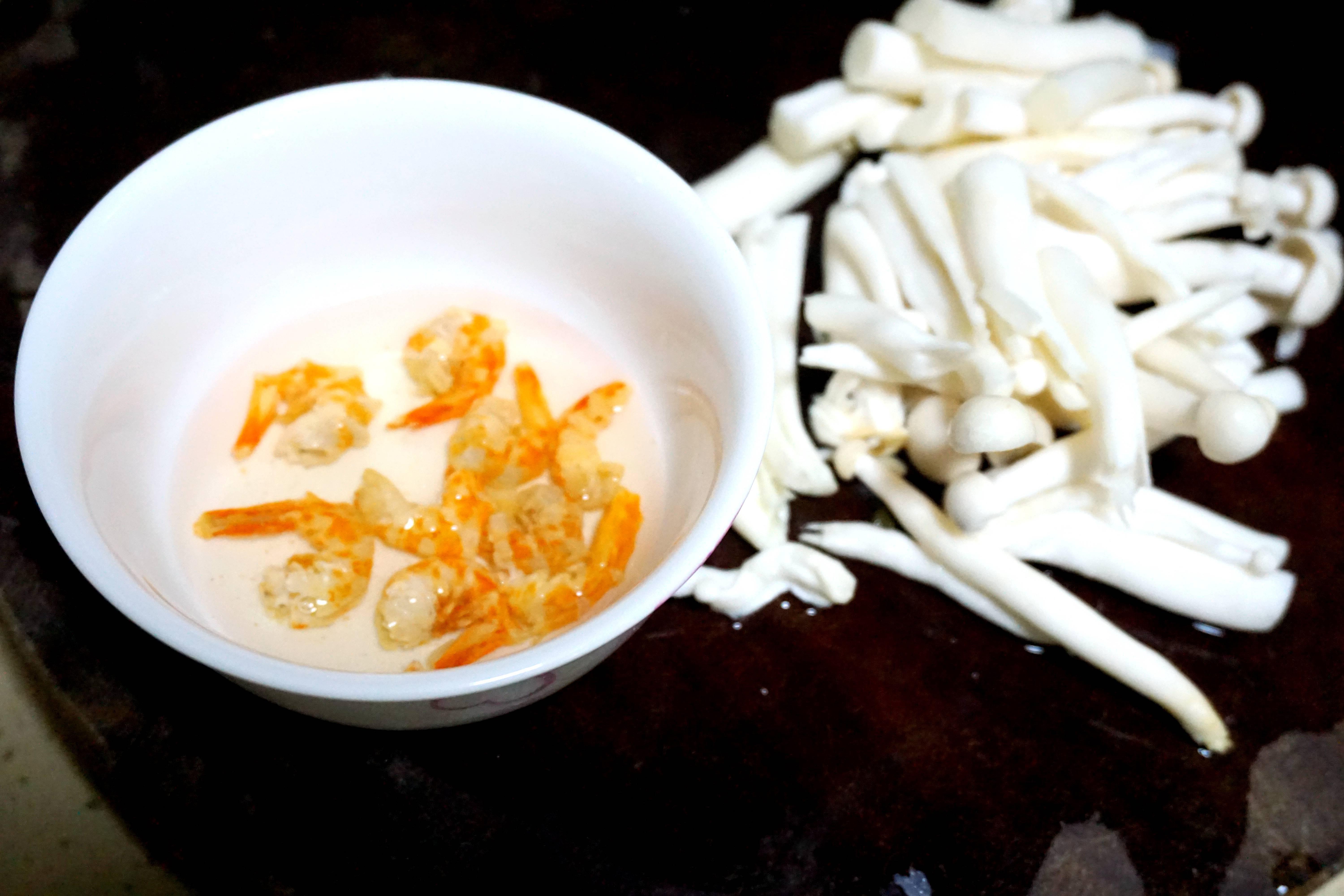 鲜虾青椒蟹味菇的做法 步骤3