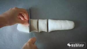 【视频】三角莲蓉包，不一样的包子「瞭望角的厨房」的做法 步骤2