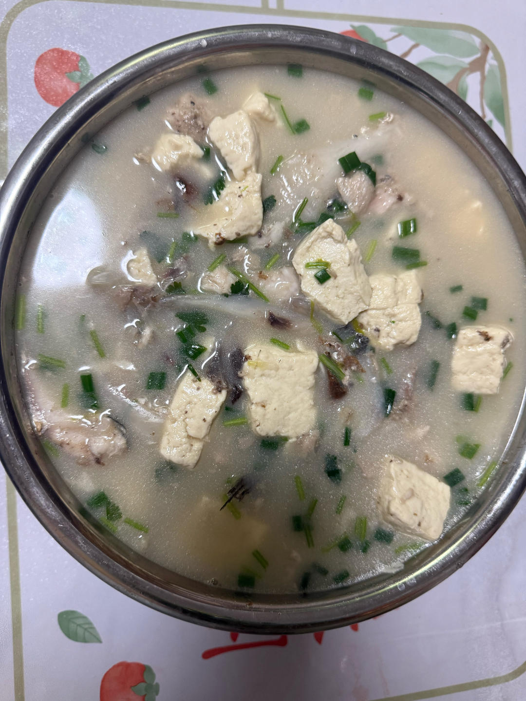 鱼头汤（鱼头豆腐时蔬汤、味鲜汤白有窍门)