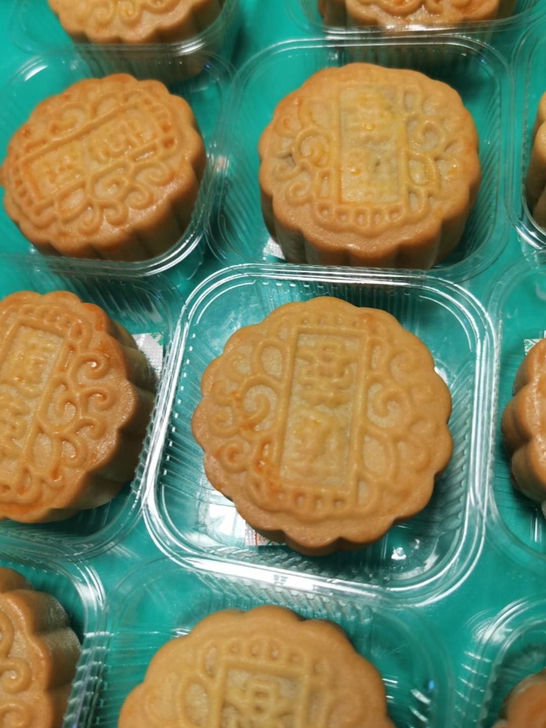 广式月饼—蛋黄芝麻月饼