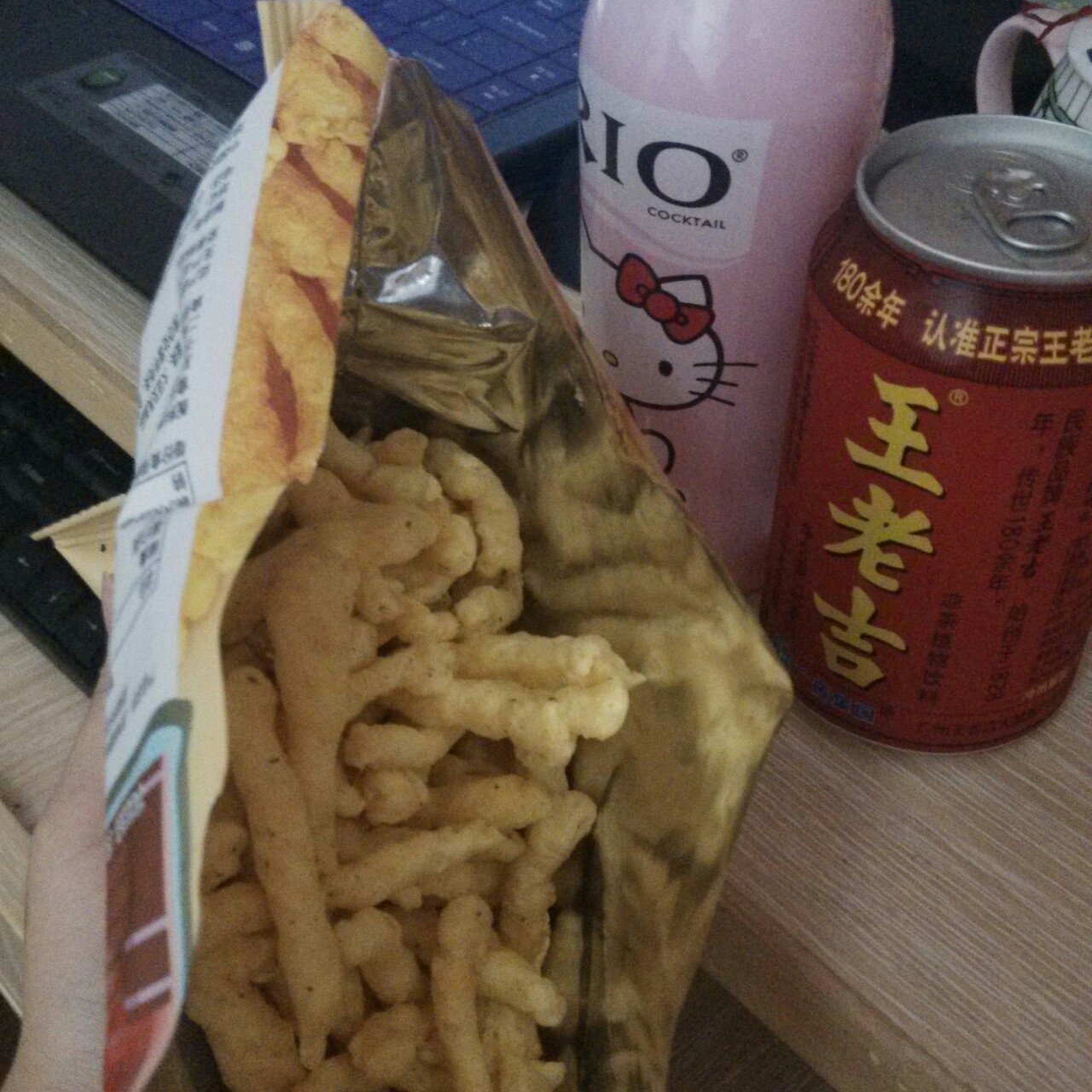 小妮子在厨房各种瞎折腾