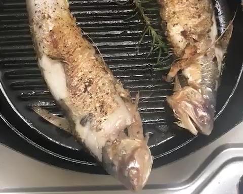 【迷迭香煎刀鱼】最快捷最原味的吃鱼方式的做法