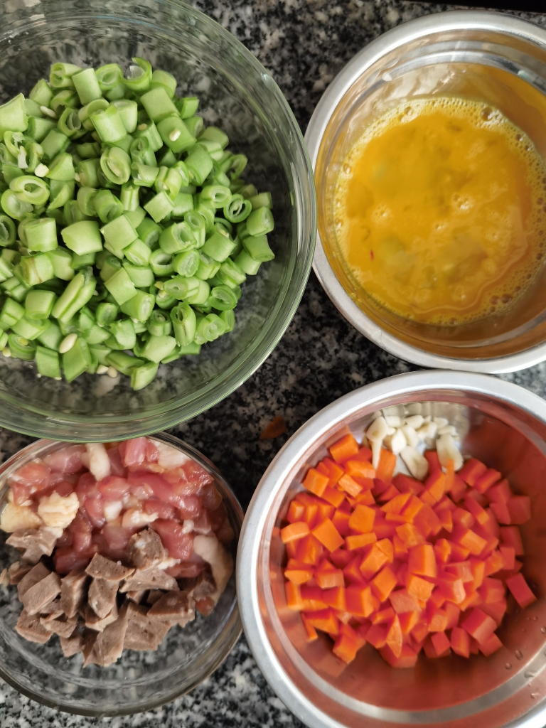 简单易做的下饭菜—胡萝卜豆角煎蛋肉粒的做法 步骤1
