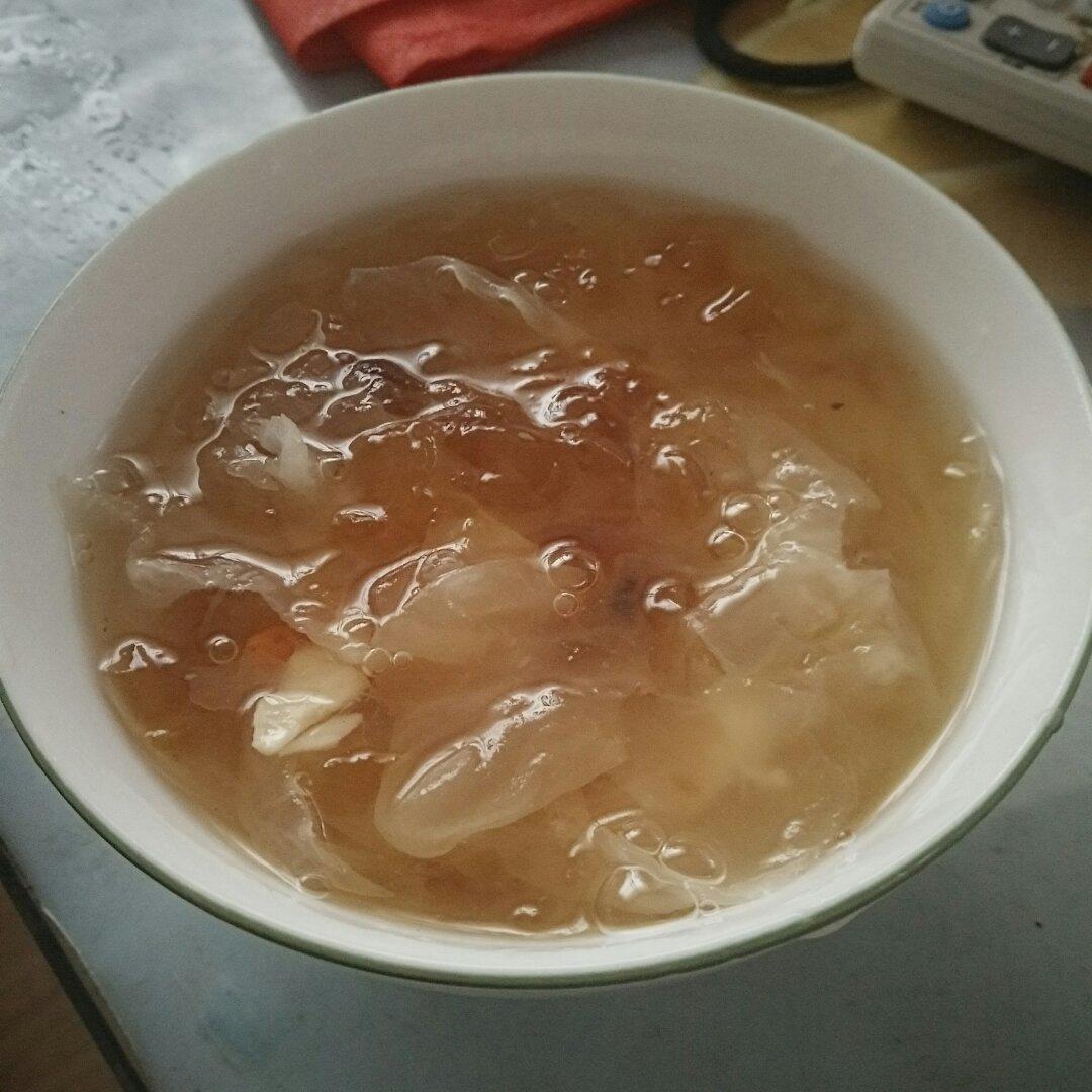美容润肤 益气补血《桃胶桂圆银耳羹》