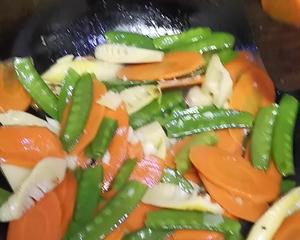 春笋小炒荷兰豆，春天最鲜美的菜的做法 步骤5
