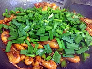 韭菜炒河虾的做法 步骤6