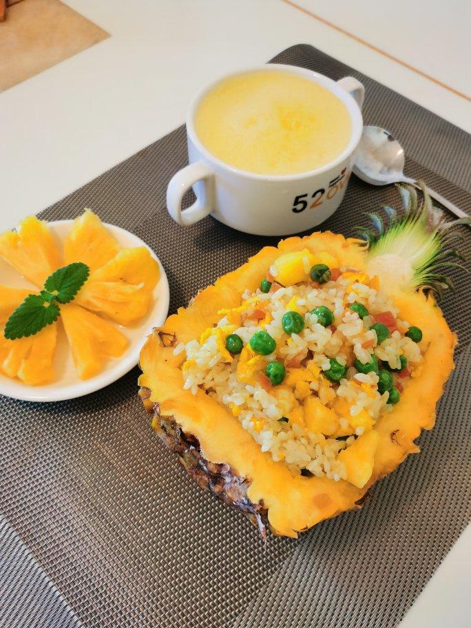 清新爽口的五彩菠萝炒饭~