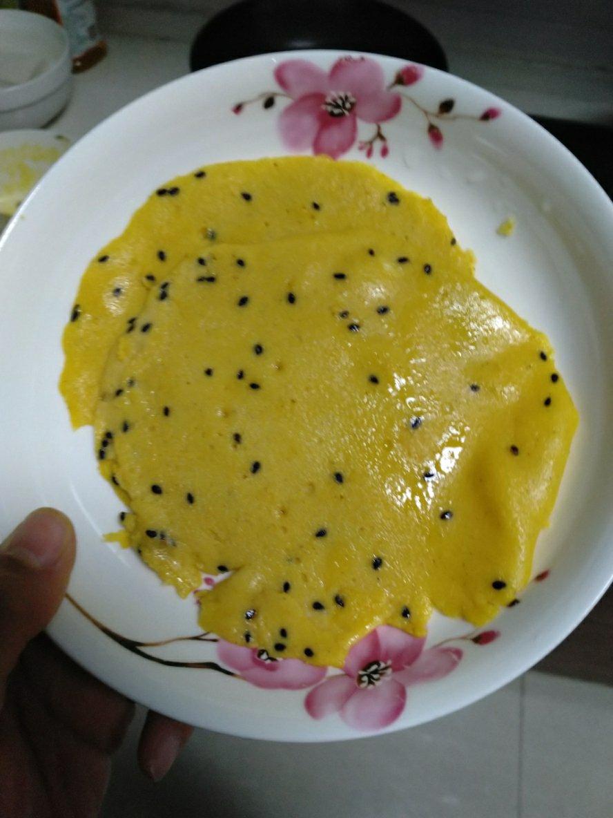 宝宝辅食：香甜黑芝麻玉米饼（12m+）