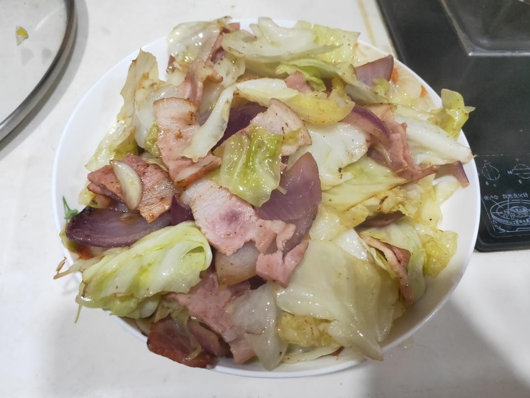 黄油黑胡椒培根炒卷心菜