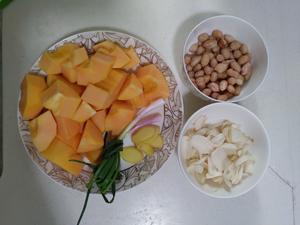 百合木瓜排骨花生汤的做法 步骤2