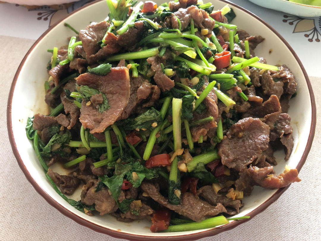香菜炒牛肉，香辣下饭，爱吃香菜的朋友看过来，拌饭绝了
