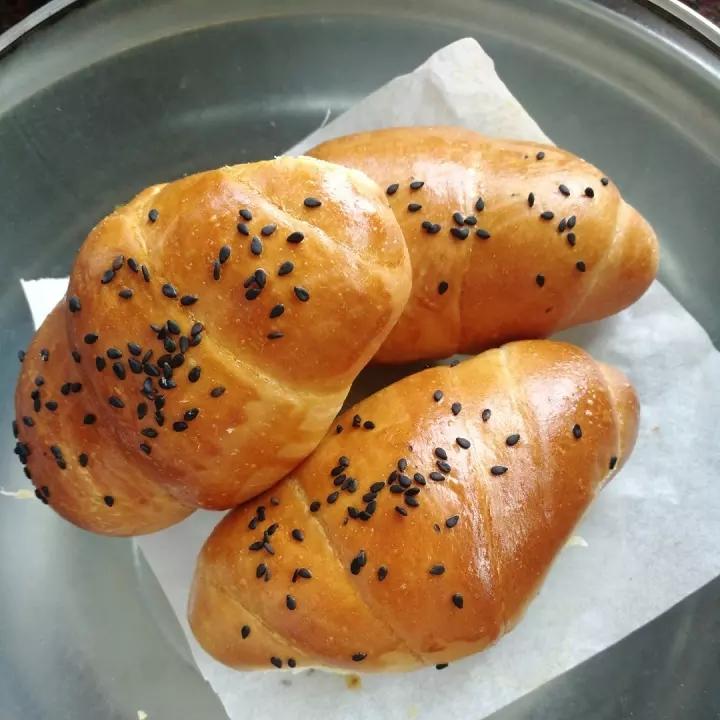 零基础手揉出膜面包房蜂蜜奶油卷全攻略/阿猪烘焙视频