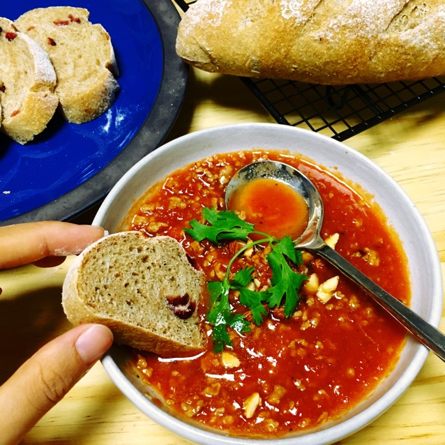 硬质面包的各种开放—口蘑番茄肉酱法棍