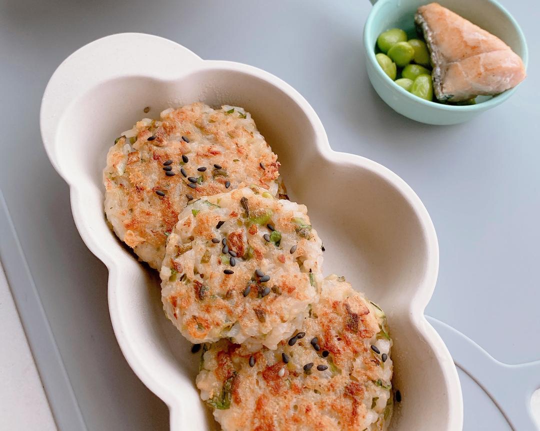 宝宝的三文鱼米饭饼