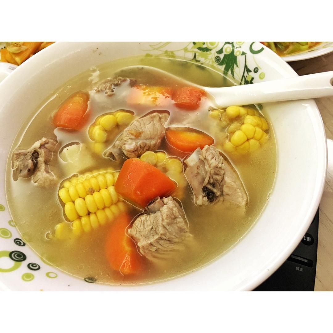 胡萝卜玉米排骨汤