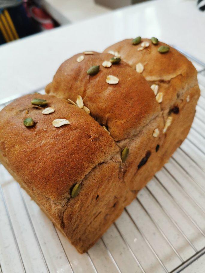 黑全麦波兰种吐司，这么柔软简直怀疑你是个假全麦！