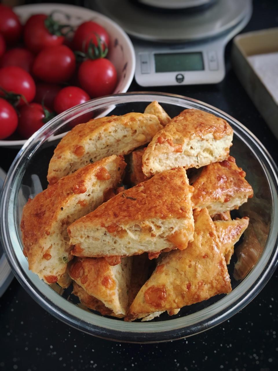 亚麻籽车打奶酪司康