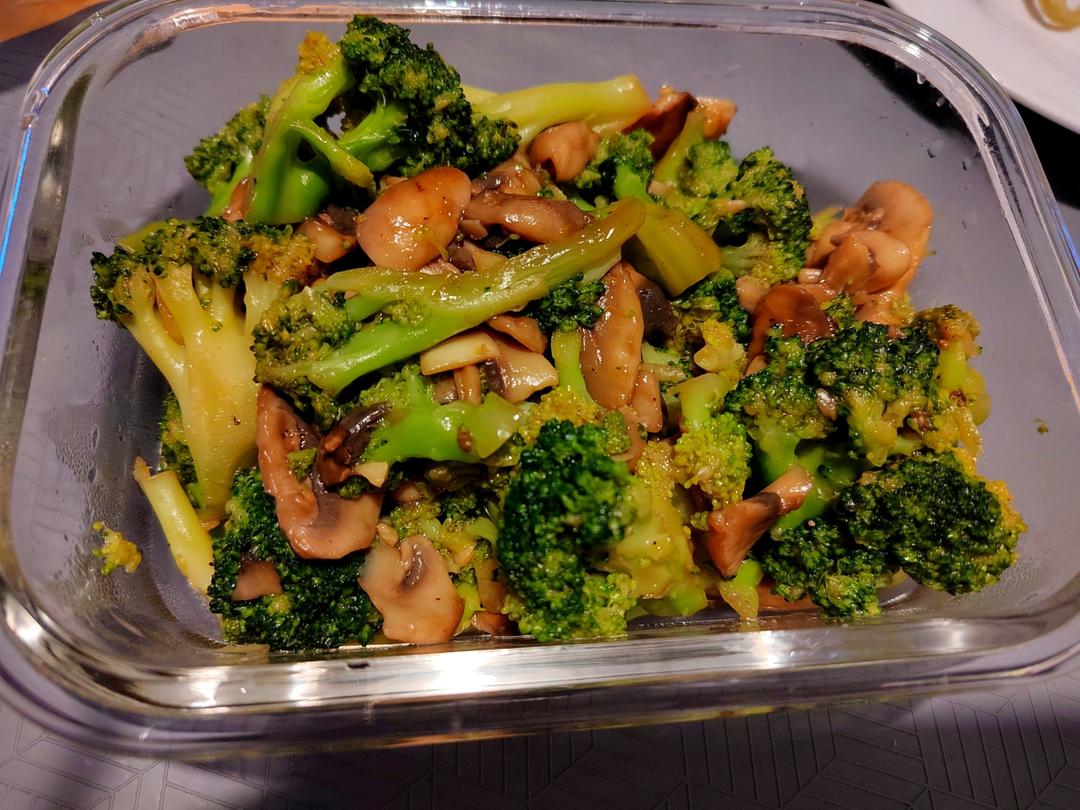 减脂餐～鲜美爽口的西蓝花炒口蘑