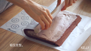 双重巧克力浓郁卷/香香香香···香喷喷的巧克力卷~/烘焙视频蛋糕篇10「中卷」的做法 步骤47