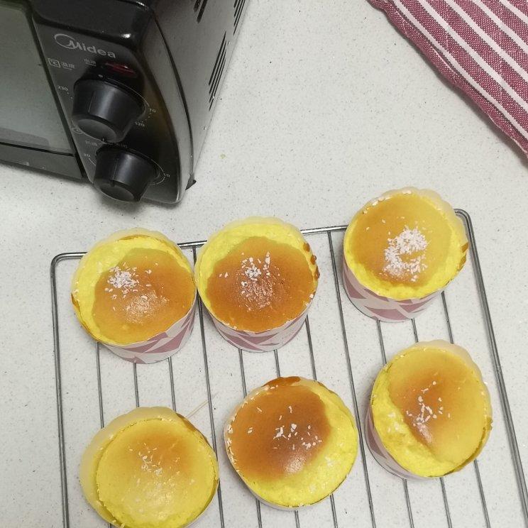 7个炼乳杯子蛋糕，我特别喜欢杯子蛋糕，不用洗模具……😀
