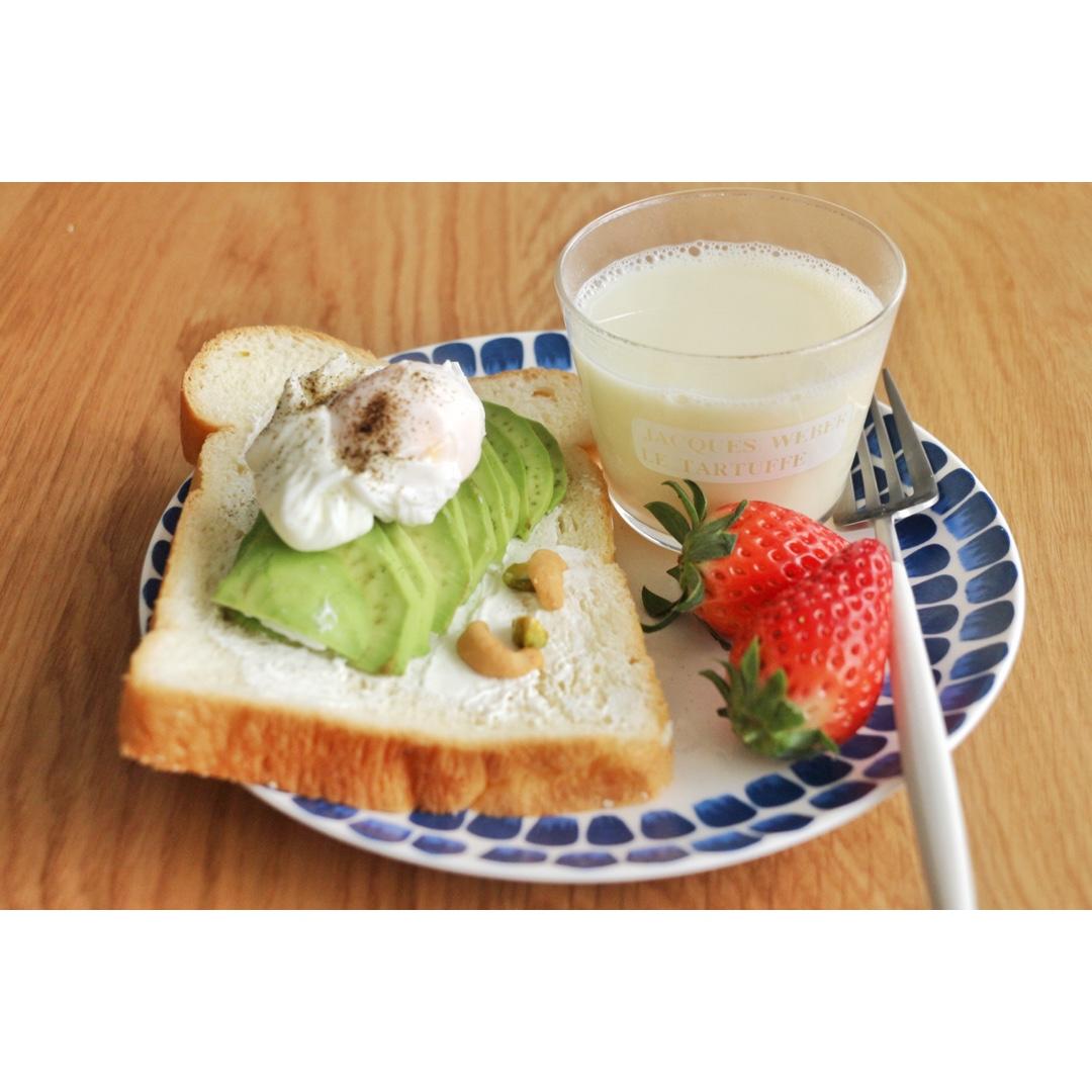 麦兜水波蛋牛油果厚吐司