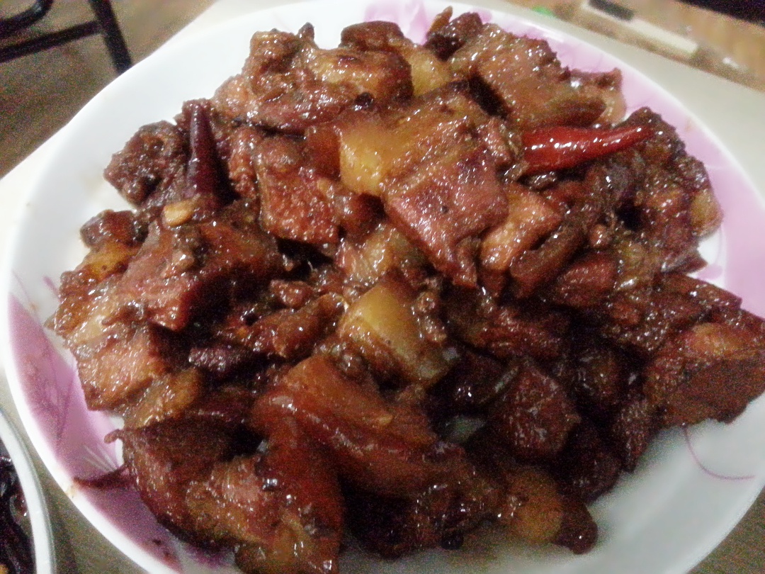 吃着碗里望着锅里的红烧肉