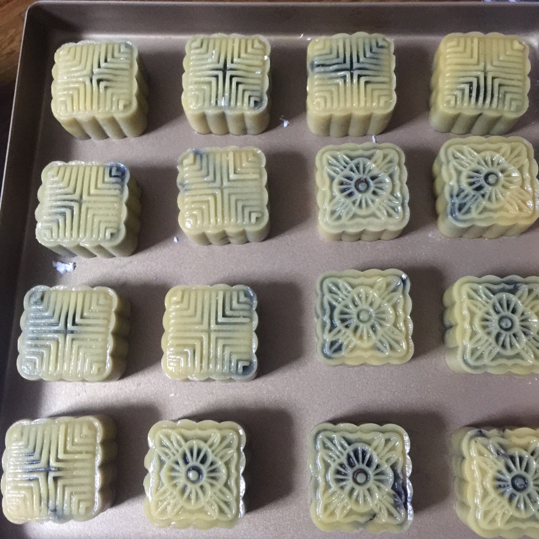 广式月饼—蛋黄芝麻月饼