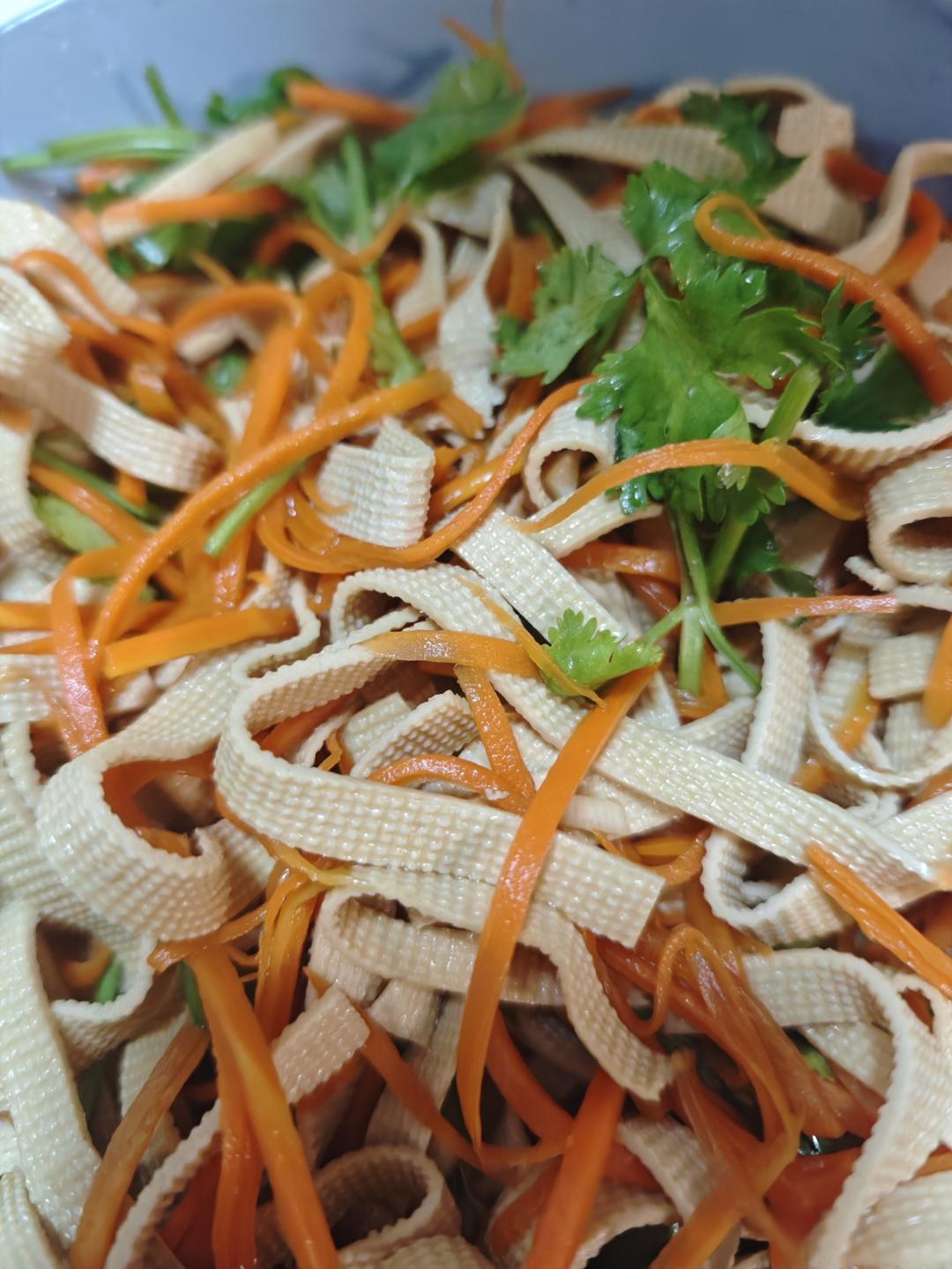 超快手的凉拌千张黄瓜胡萝卜丝