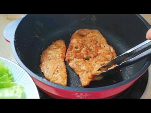 香煎鸡胸肉的做法 步骤5