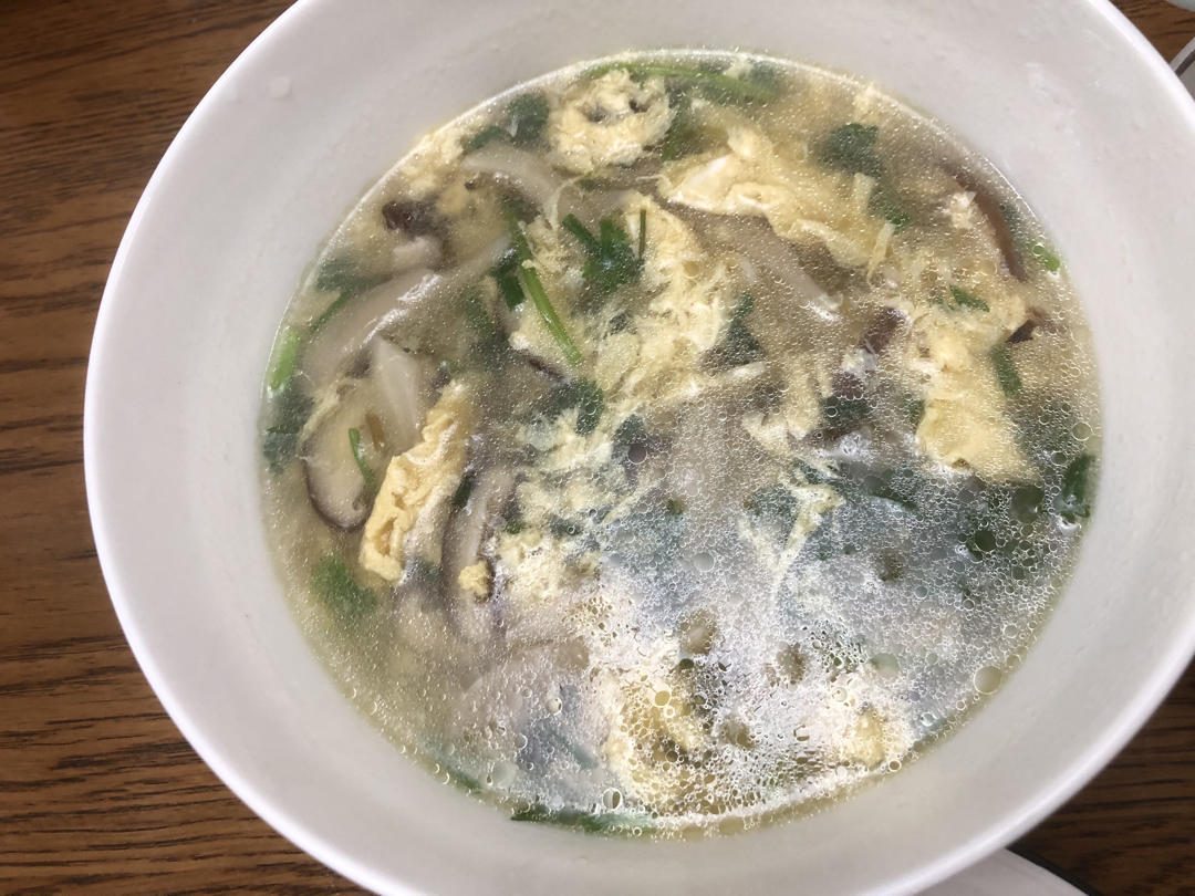 巨鲜美的菌菇汤，早上来一碗热乎乎的，太幸福了
