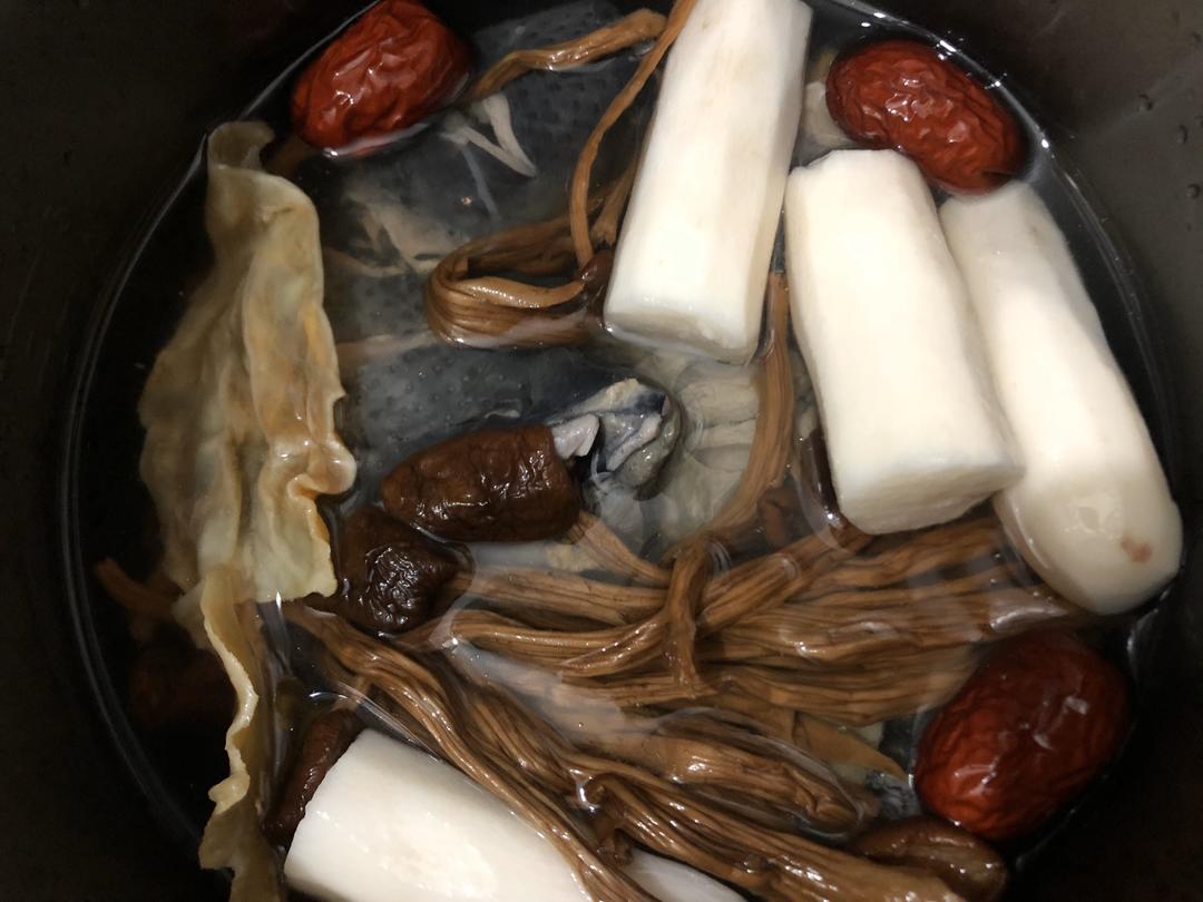 茶树菇乌鸡淮山花胶汤