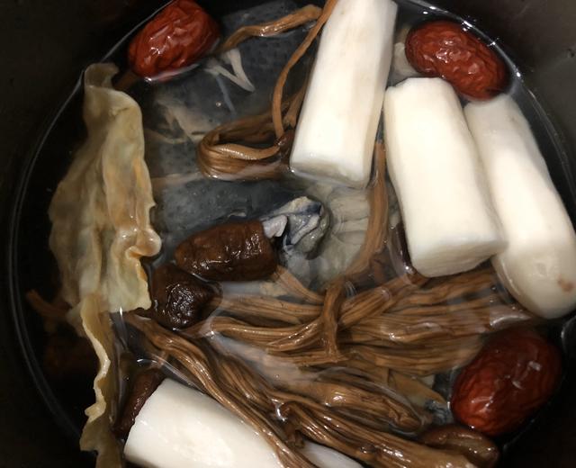 茶树菇乌鸡淮山花胶汤的做法