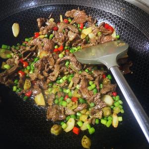 蒜苔炒牛肉的做法 步骤6