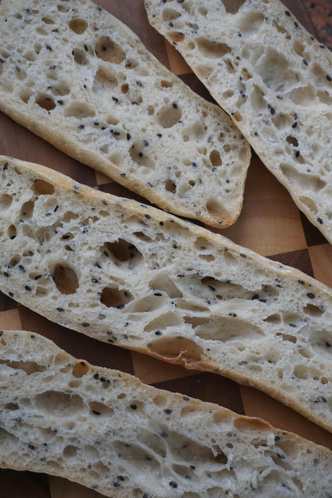 纯鲁邦种隔夜冷藏发酵亚麻籽黑芝麻全麦法棍（练习记录-附家庭烤箱自制蒸汽方法）