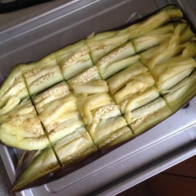 微波炉做出街头烧烤风的茄子的做法 步骤2