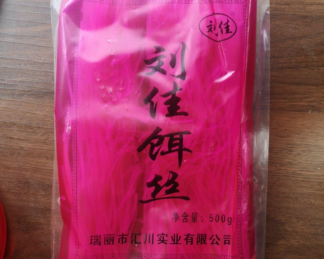 我的融合菜-菌菇肉丝煮饵丝的做法 步骤1