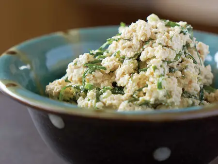 菠菜豆腐沙拉配花生味噌沙拉酱 Spinach and Tofu Salad with Peanut–Miso Dressing