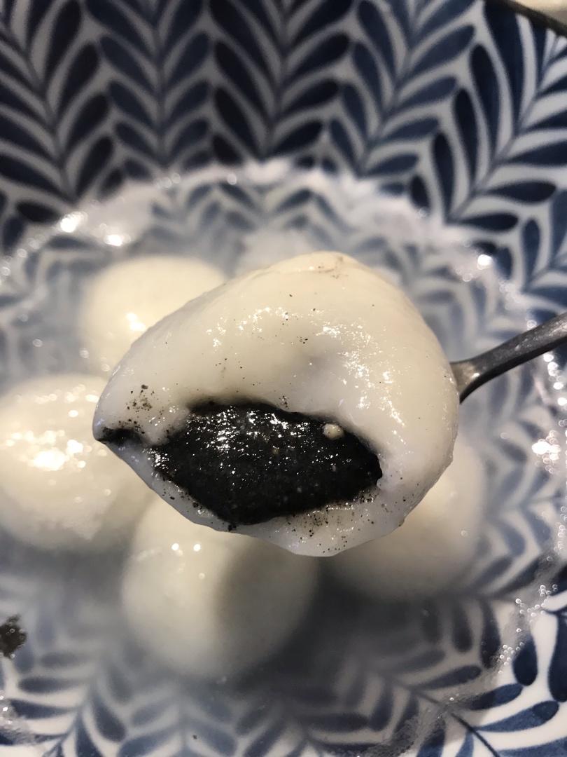 花生黑芝麻汤圆