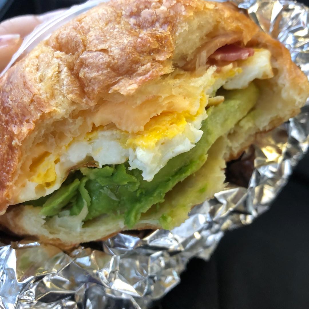 牛角包培根鸡蛋三明治