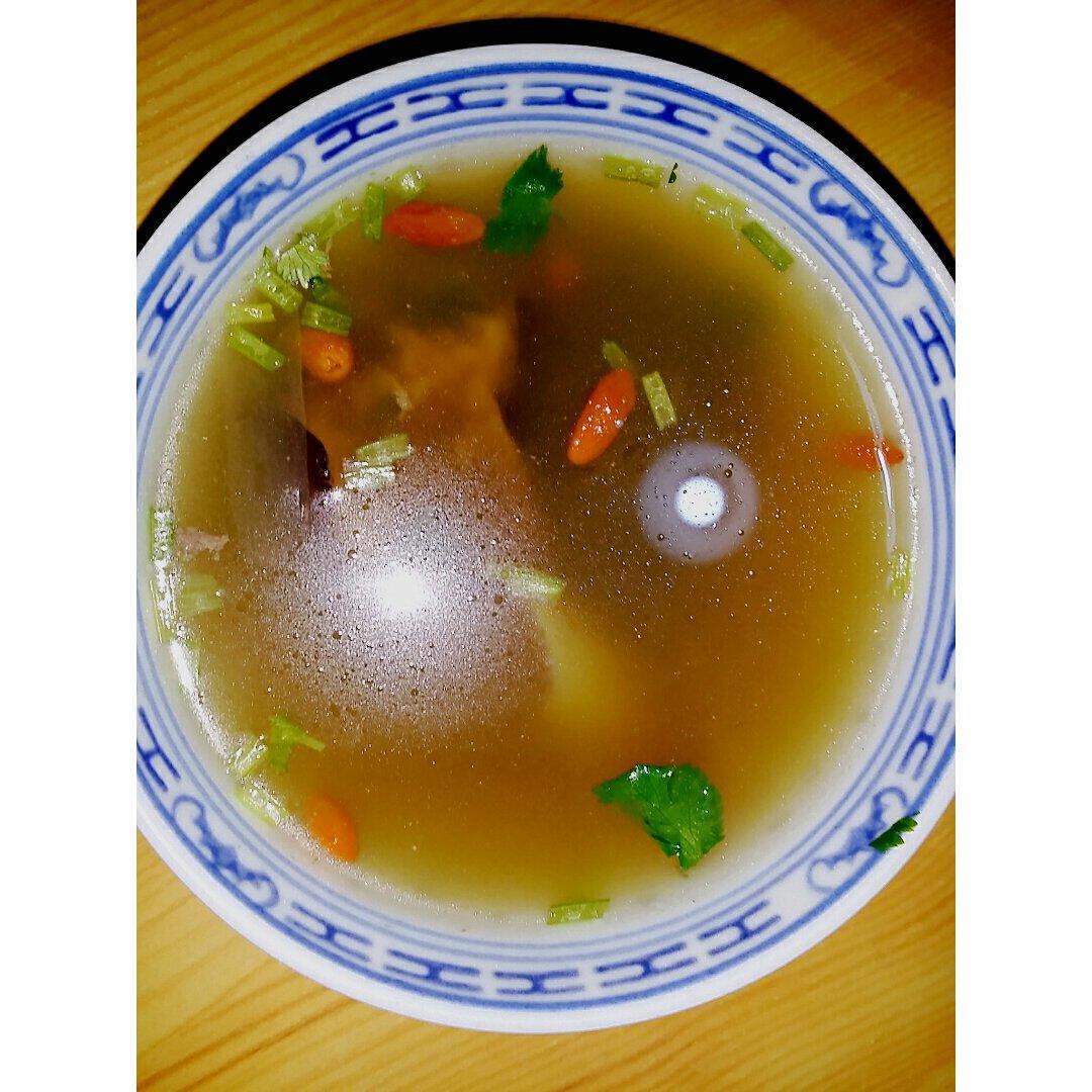 枣杞乳鸽汤