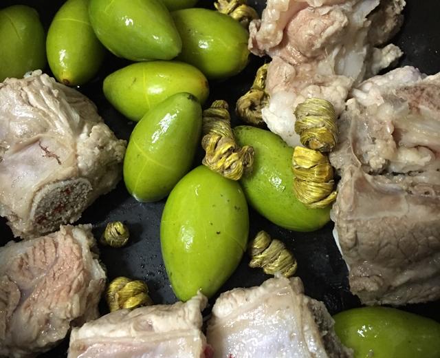 润肺清养的石斛橄榄煲排骨汤的做法