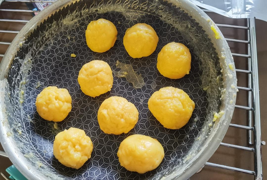 松软香甜的奶黄包，很快就可以搞定。