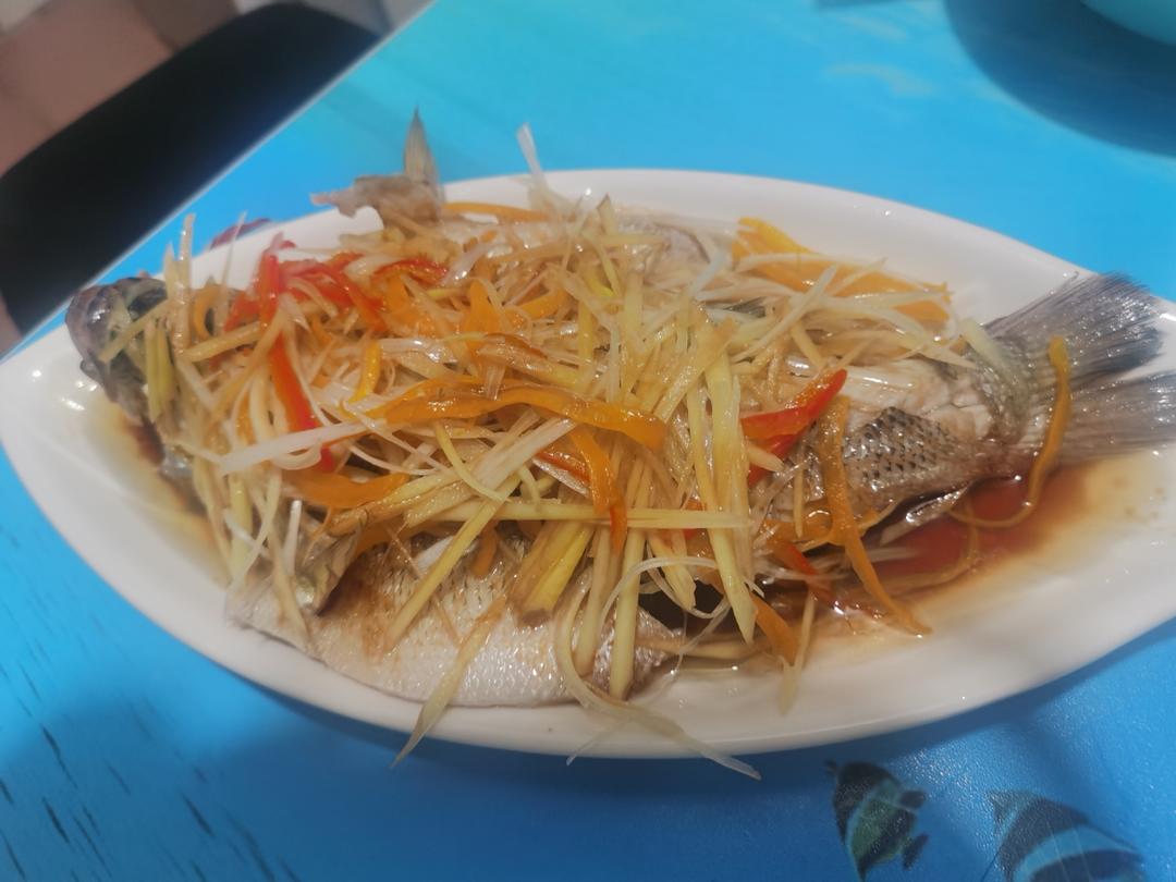 厨师长教你：“清蒸鲈鱼”，鲜嫩美味，内附蒸鱼酱油专业调制方法