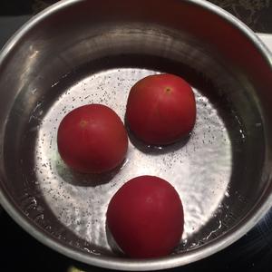 番茄三文鱼汤煲拌饭的做法 步骤2